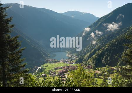 Matin dans le célèbre lac long ( turc; Uzungöl ) à Trabzon. Long Lake est un lac naturel. C'est l'un des endroits touristiques les plus populaires de Turke Banque D'Images