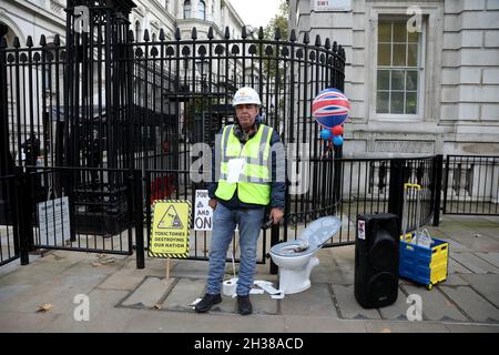 Londres, Royaume-Uni, 26 octobre 2021 : le militant Steve Bray proteste contre le gouvernement conservateur à l'extérieur de Downing Street, dans le centre de Londres Banque D'Images