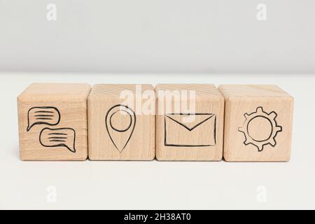 Cubes avec icônes de technologie numérique sur fond clair Banque D'Images