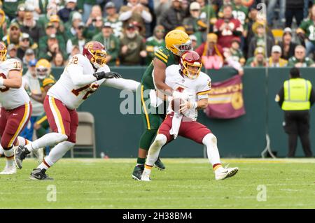 24 octobre 2021 :L'équipe de football de Washington attaque Charles Leno Jr. #72 montres comme Green Bay Packers défensif fin Kingsley Keke #96 sacs l'équipe de football de Washington quarterback Taylor Heinicke #4 pendant le match de football de la NFL entre l'équipe de football de Washington et les Packers de Green Bay à Lambeau Field à Green Bay, Wisconsin. Banque D'Images