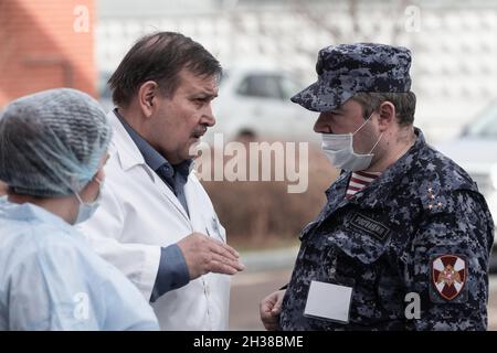 Reutov, Russie.15 avril 2020.Le chef du service de collecte de sang de la station régionale de transfusion sanguine de Moscou, Sergei Demin, explique aux gardes nationaux les règles et la procédure de collecte de sang.le jour de la Journée nationale des donneurs,Célébrée le 20 avril, les employés des divisions de la Direction principale de Rosgvardia dans la région de Moscou, ainsi que la station régionale de transfusion sanguine, ont achevé l'action des donneurs du District central de Rosgvardia ''de coeur à coeur''.Grâce aux gardes nationaux, environ 80 litres de sang ont été recueillis pendant toute l'action Banque D'Images