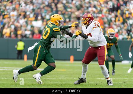 24 octobre 2021 : linebacker de Green Bay Packers Whitney Mercilus #50 se défend contre l'attaque de l'équipe de football de Washington, Charles Leno Jr. #72 lors du match de football de la NFL entre l'équipe de football de Washington et les Packers de Green Bay au Lambeau Field à Green Bay, Wisconsin. Banque D'Images