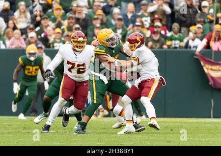 24 octobre 2021 :L'équipe de football de Washington attaque Charles Leno Jr. #72 montres comme Green Bay Packers défensif fin Kingsley Keke #96 sacs l'équipe de football de Washington quarterback Taylor Heinicke #4 pendant le match de football de la NFL entre l'équipe de football de Washington et les Packers de Green Bay à Lambeau Field à Green Bay, Wisconsin. Banque D'Images