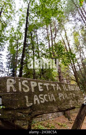 Respecter la forêt la laisser propre Monte Faito Campania Italie Banque D'Images