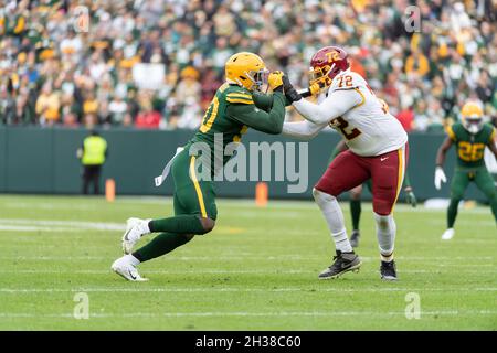 24 octobre 2021 : linebacker de Green Bay Packers Whitney Mercilus #50 se défend contre l'attaque de l'équipe de football de Washington, Charles Leno Jr. #72 lors du match de football de la NFL entre l'équipe de football de Washington et les Packers de Green Bay au Lambeau Field à Green Bay, Wisconsin. Banque D'Images
