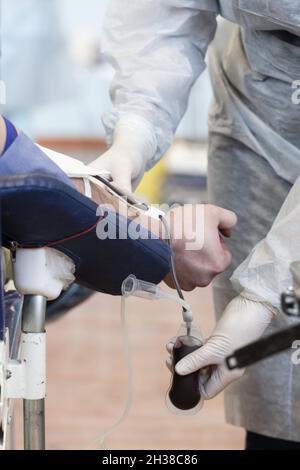 Reutov, Russie.15 avril 2020.Le médic pend le sac de sang de la main de la Garde nationale.le jour national des donateurs,Célébrée le 20 avril, les employés des divisions de la Direction principale de Rosgvardia dans la région de Moscou, ainsi que la station régionale de transfusion sanguine, ont achevé l'action des donneurs du District central de Rosgvardia ''de coeur à coeur''.Grâce aux gardes nationaux, environ 80 litres de sang ont été recueillis pendant toute l'action.(Credit image: © Mihail Siergiejewicz/SOPA Images via ZUMA Press Wire) Banque D'Images