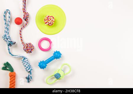 Accessoires pour animaux.Corde en coton coloré et jouets en caoutchouc pour chien de chiot de chat sur fond blanc.Vue de dessus, espace de copie Banque D'Images