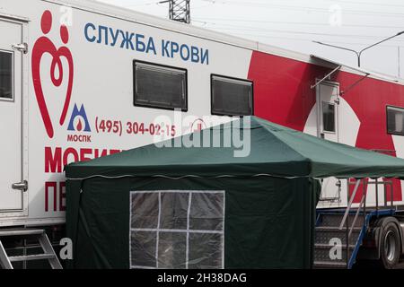 Reutov, Russie.15 avril 2020.Vue générale d'un poste mobile de transfusion sanguine. Le jour national des donneurs,Célébrée le 20 avril, les employés des divisions de la Direction principale de Rosgvardia dans la région de Moscou, ainsi que la station régionale de transfusion sanguine, ont achevé l'action de donneur du District central de Rosgvardia 'de coeur à coeur'.Grâce aux gardes nationaux, environ 80 litres de sang ont été recueillis pendant toute l'action.Crédit : SOPA Images Limited/Alamy Live News Banque D'Images