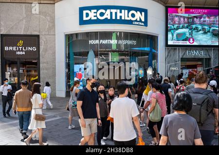 Hong Kong, Chine.26 octobre 2021.Des piétons marchent devant le magasin français de vêtements de sport Decathlon à Hong Kong.Crédit : SOPA Images Limited/Alamy Live News Banque D'Images