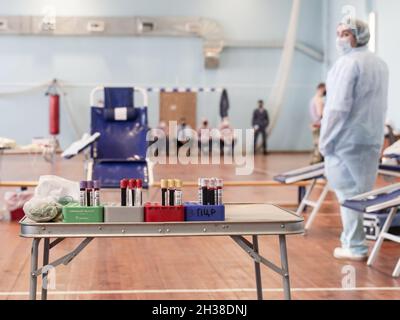 Reutov, Russie.15 avril 2020.Organisation du don de sang dans la salle des sports de la Garde nationale dans la région de Moscou.Célébrée le 20 avril, les employés des divisions de la Direction principale de Rosgvardia dans la région de Moscou, ainsi que la station régionale de transfusion sanguine, ont achevé l'action de donneur du District central de Rosgvardia 'de coeur à coeur'.Grâce aux gardes nationaux, environ 80 litres de sang ont été recueillis pendant toute l'action.Crédit : SOPA Images Limited/Alamy Live News Banque D'Images