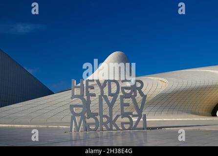 Bakou, Azerbaïdjan - 4 février 2020 : conception abstraite du centre Heydar Aliyev point de repère à Bakou Azerbaïdjan conçu par Zaha Hadid qui sert de c Banque D'Images