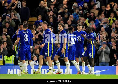 Londres, Royaume-Uni.26 octobre 2021.Kai Havertz de Chelsea (29) fête avec ses coéquipiers après avoir obtenu le premier but de son équipe.Carabao Cup ronde du match de 16, Chelsea / Southampton au Stamford Bridge à Londres le mardi 26 octobre 2021. Cette image ne peut être utilisée qu'à des fins éditoriales.Utilisation éditoriale uniquement, licence requise pour une utilisation commerciale.Aucune utilisation dans les Paris, les jeux ou les publications d'un seul club/ligue/joueur. photo par Steffan Bowen/Andrew Orchard sports photographie/Alay Live news crédit: Andrew Orchard sports photographie/Alay Live News Banque D'Images