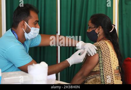 New Delhi, Inde.26 octobre 2021.Un professionnel de la santé administre une dose de vaccin Covishield contre Covid-19 à une femme lors de l'opération spéciale de vaccination Chhath Puja pour les dévotés de Chhat après son inauguration par le ministre du logement et des Affaires urbaines de l'Union indienne, Hardeep Singh Puri, dans la région de Burari.(Photo par Naveen Sharma/SOPA Images/Sipa USA) crédit: SIPA USA/Alay Live News Banque D'Images