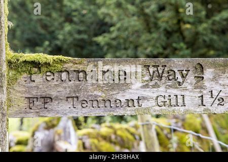 Panneau Pennine Way couvert de mousse, Malham Tarn, Yorkshire Dales, Royaume-Uni Banque D'Images