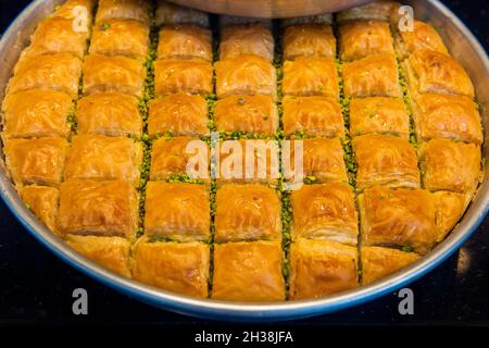 Baklava douce turque sur plateau Baklava traditionnelle de Gaziantep, Turquie.Baklava à la pistache. Banque D'Images