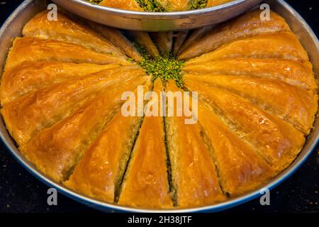 Baklava en tranches de carottes (turque : Havuc Dilim Baklava) sur plateau Baklava traditionnelle de Gaziantep, Turquie.Baklava à la pistache. Banque D'Images