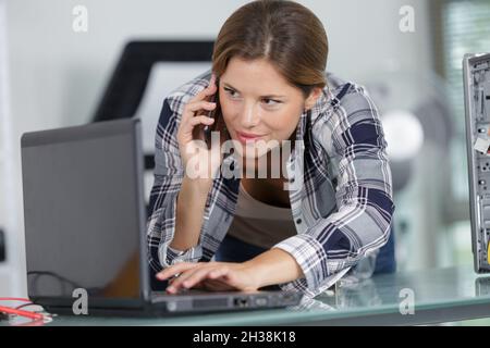 technicien parlant au téléphone dans la salle des serveurs Banque D'Images