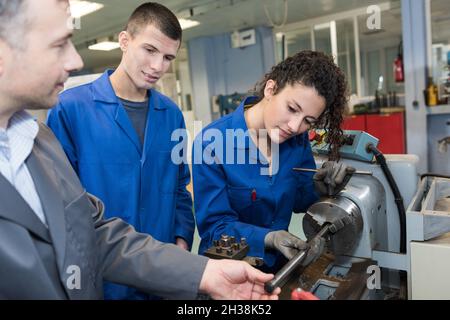 femme et homme pprappentice avec artisan comme instructeur Banque D'Images