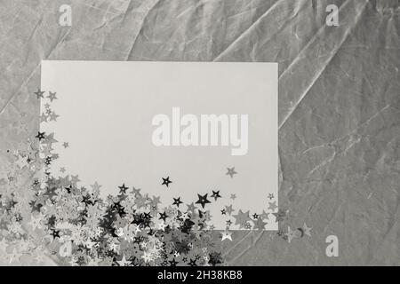 papier vide avec étoiles brillantes argentées, couleur monochrome Banque D'Images