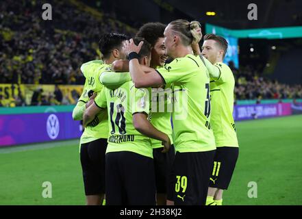 Dortmund, Allemagne.26 octobre 2021. Firo: 10/26/2021, Fuvuball, 1er Bundesliga, saison 2021/2022,Coupe DFB, 2e tour, BVB, Borussia Dortmund - FC Ingolstadt jubilation pour LE DANGER du faire 1-0 crédit: dpa/Alamy Live News Banque D'Images