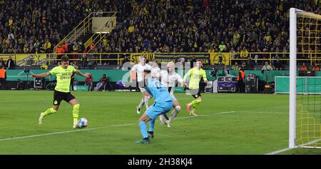 Dortmund, Allemagne.26 octobre 2021. Firo: 10/26/2021, Fuvuball, 1er Bundesliga, saison 2021/2022,DFB Cup, 2e tour, BVB, Borussia Dortmund - FC Ingolstadt but HAZARD pour le faire 1-0 Credit: dpa/Alamy Live News Banque D'Images