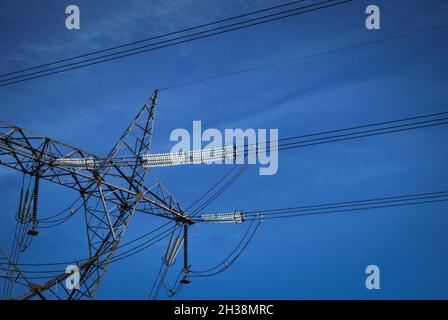 Détail des câbles électriques haute tension sur un ciel bleu propre, montant électrique haute tension Banque D'Images