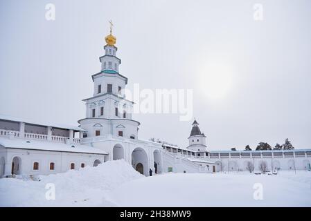 Russie, Istra, Monastère de la Nouvelle Jérusalem, février 2021.Une élégante église blanche contre un ciel gris nuageux. Banque D'Images