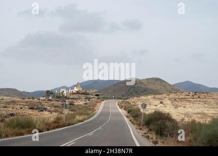 Un paysage pittoresque de roches de formation volcanique et une maison en face dans le parc naturel de Cabo de Gata dans la région d'Almeria, Andalousie, Espagne. Banque D'Images