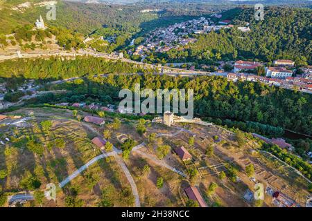 Vue aérienne par drone sur Veliko Tarnovo avec Trapezitsa architectural and Museum Reserve, rivière Yantra et forteresse de Tsarevets, en Bulgarie. Banque D'Images