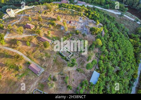 Vue aérienne de drone sur Veliko Tarnovo avec Trapezitsa architectural et la réserve de musée et la rivière Yantra, en Bulgarie. Banque D'Images