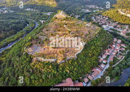 Vue aérienne de drone sur Veliko Tarnovo avec Trapezitsa architectural et la réserve de musée et la rivière Yantra, en Bulgarie. Banque D'Images