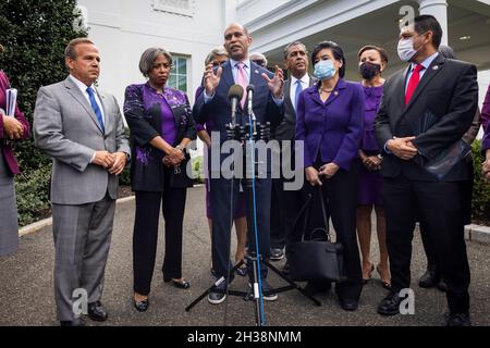 Le représentant des États-Unis, Hakeem Jeffries (démocrate de New York), Center, entouré d'autres législateurs démocrates, s'exprime devant la Maison Blanche après avoir parlé avec le président Biden de sa politique intérieure et de son paquet climatique de plusieurs milliers de milliards de dollars américains à Washington, DC, Etats-Unis, le 26 octobre 2021.Credit: Jim LoScalzo/Pool via CNP/MediaPunch Banque D'Images