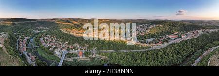 Vue panoramique sur Veliko Tarnovo avec la rivière Yantra et la forteresse de Tsarevets, en Bulgarie. Banque D'Images