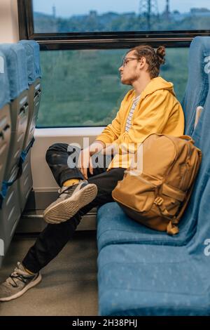 Un jeune adolescent voyage en train, dans les transports en commun. Banque D'Images
