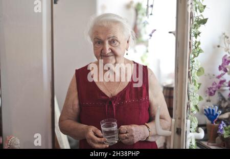 portrait d'une femme âgée dans sa maison Banque D'Images