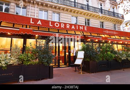 La Brasserie la Lorraine est un magnifique et élégant restaurant de la place des Ternes, un espace public et une station de métro à Paris. Banque D'Images