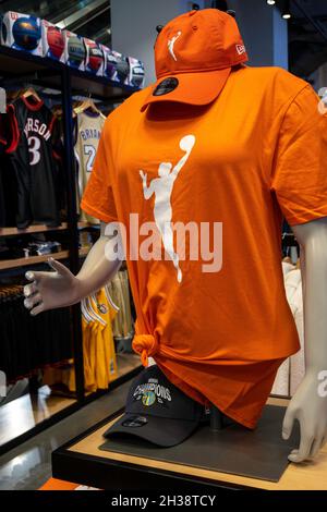 Le magasin phare de la NBA sur la cinquième Avenue propose une gamme complète de tenues WNBA, États-Unis, New York City Banque D'Images