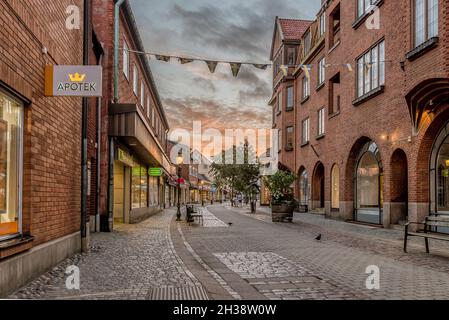 La rue commerçante d'Ystad tôt le matin au lever du soleil avec des panneaux éclairés, Ystad, Suède, 14 septembre 2021 Banque D'Images