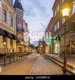 La rue commerçante d'Ystad tôt le matin avant le lever du soleil avec tous les feux allumés, Ystad, Suède, 14 septembre 2021 Banque D'Images