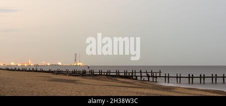 Vue nocturne de Great Yarmouth et Goreleston à Norfolk, vue de North Beach, Lowestoft, Suffolk, Angleterre Banque D'Images