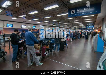 BUENOS AIRES, ARGENTINE - 14 juin 2011 : les passagers se présentant à l'aéroport Jorge Newbery de Buenos Aires, Argentine lors de l'enregistrement massif de la via Banque D'Images