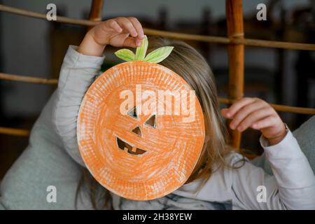 Les enfants font des décorations d'Halloween à partir de papier coloré Banque D'Images