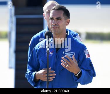 Raja Chari, astronaute de la NASA, s'adresse aux médias après son arrivée au Kennedy Space Center, en Floride, le mardi 26 octobre 2021.Chari commandera la mission Crew-3 à la Station spatiale internationale le 31 octobre.Photo de Joe Marino/UPI crédit: UPI/Alay Live News Banque D'Images