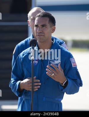 Raja Chari, astronaute de la NASA, s'adresse aux médias après son arrivée au Kennedy Space Center, en Floride, le mardi 26 octobre 2021.Chari commandera la mission Crew-3 à la Station spatiale internationale le 31 octobre.Photo de Joe Marino/UPI crédit: UPI/Alay Live News Banque D'Images