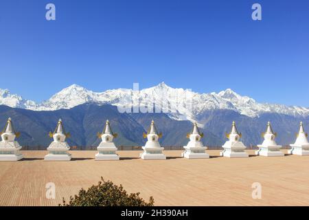 Saint stupas blanc par le temple de Feilai surplombant la montagne de neige de Meili à Deqin, province du Yunnan, Chine Banque D'Images