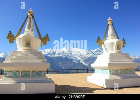 Saint stupas blanc par le temple de Feilai surplombant la montagne de neige de Meili à Deqin, province du Yunnan, Chine Banque D'Images