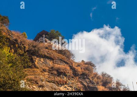 Petit bâtiment sur le chemin de Taktshang Goemba (monastère du Nid du tigre), le plus célèbre monastère du Bhoutan, dans une falaise de montagne, Himalaya Banque D'Images