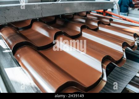 Tuiles de toit en métal brun en rouleau de tôle d'acier galvanisé et peint. Banque D'Images