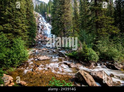 Hidden Falls sur Cascade Creek depuis le Hidden Falls Trail, parc national de Grand Teton, Wyoming Banque D'Images