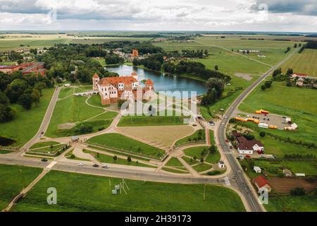 Vue depuis la hauteur du château de Mir en Biélorussie et le parc par jour d'été. Banque D'Images